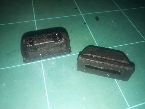 Rear quarter window pivot